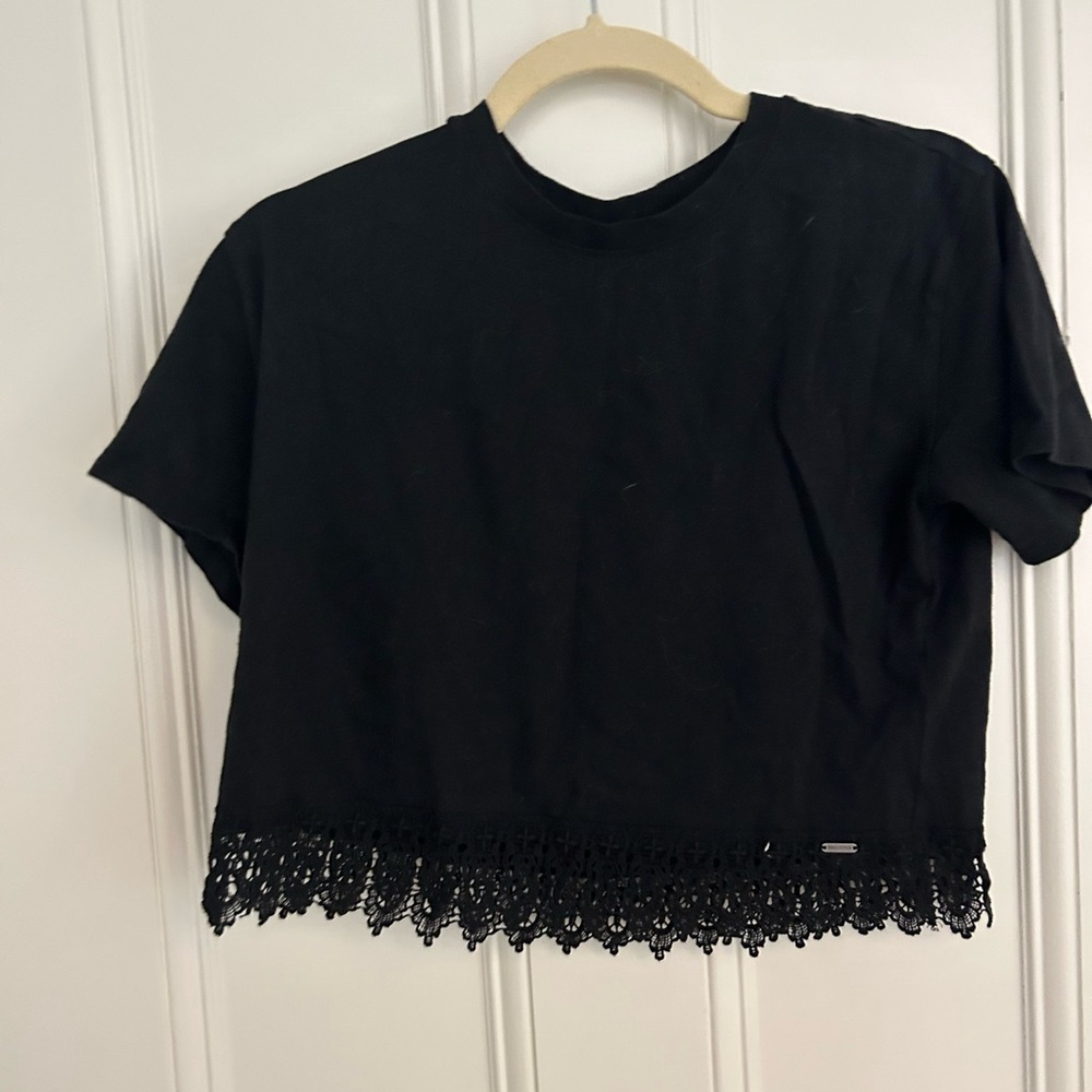 Cropped t-shirt with stunning floral trim